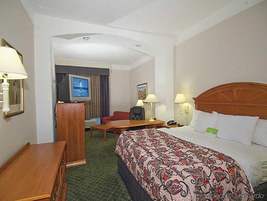 Отель La Quinta By Wyndham San Antonio North Stone Oak Номер фото