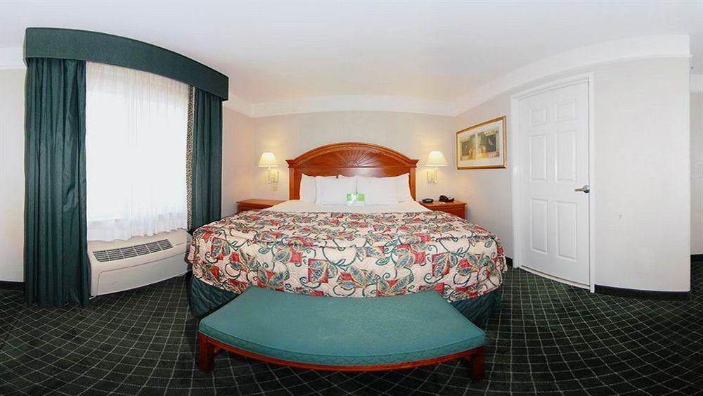 Отель La Quinta By Wyndham San Antonio North Stone Oak Экстерьер фото